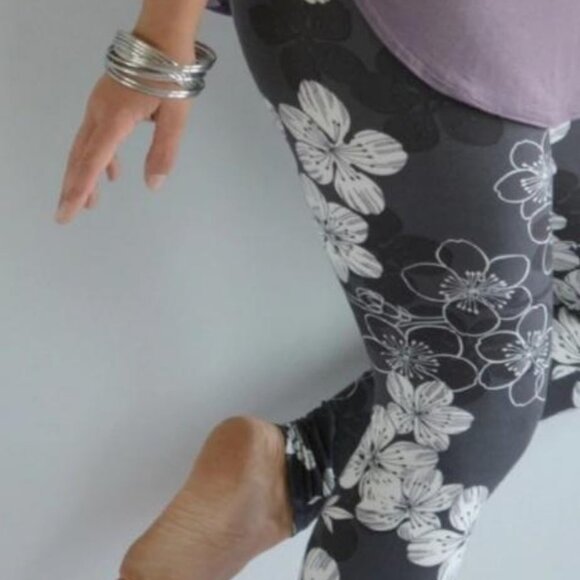 LEGGINGS DEPOT ADULT JASMINE FLORAL PRINT GRAY LEGGINGS Size 12 NWT - Picture 1 of 2